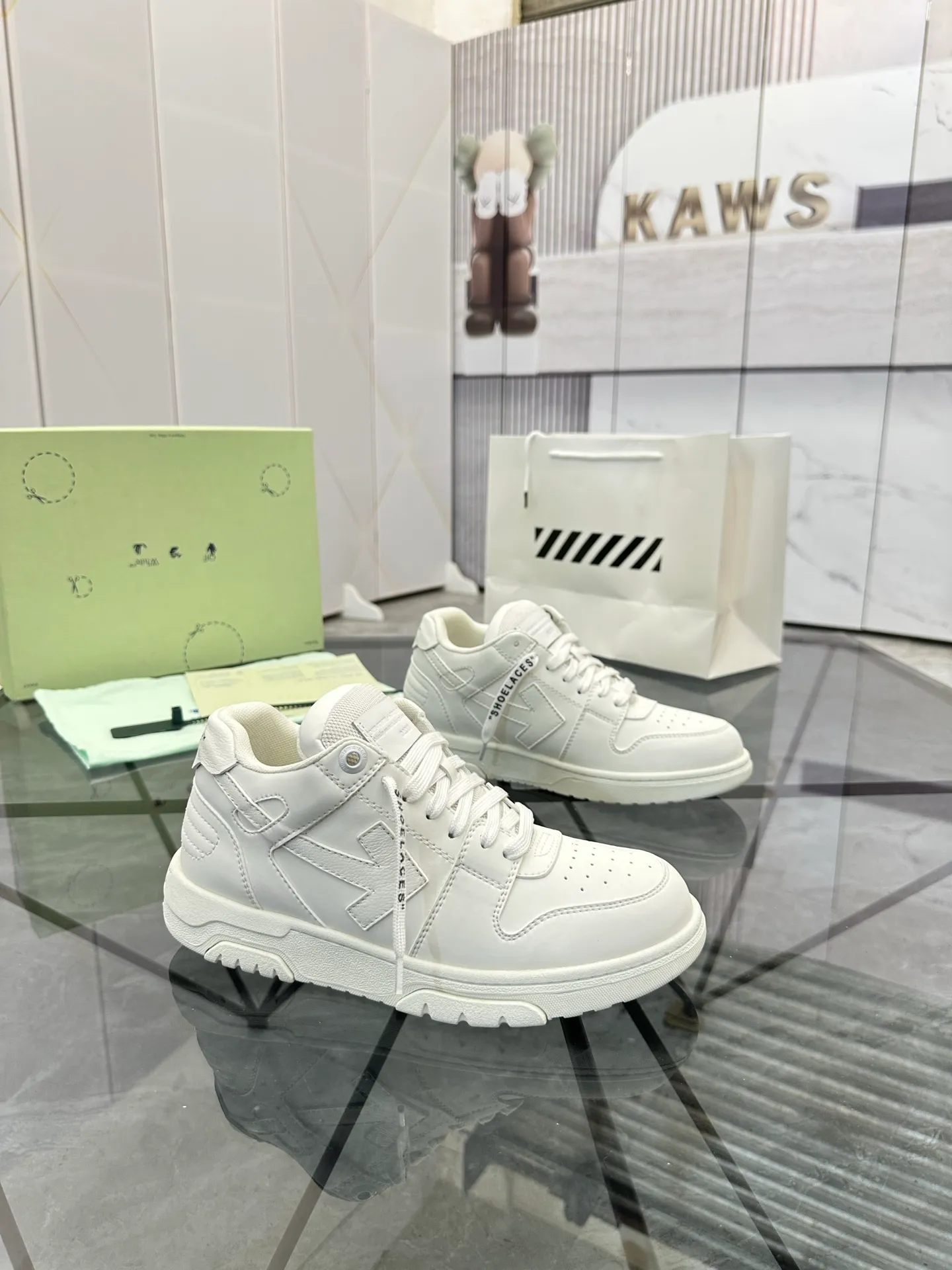 Selling men's shoes 💰: 💰P560¥ High-end top quality (leather buckle plus 10) Product trademark: OFF WHITE * "OFF WHITE*" low-top casual shoes Regular size: 35-45 (can be customized to 46) Couple style Product material: imported first-layer cowhide leather upper, breathable lining, original outsole. No.: H203